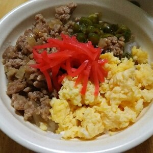 合挽き肉で♬2色そぼろ丼